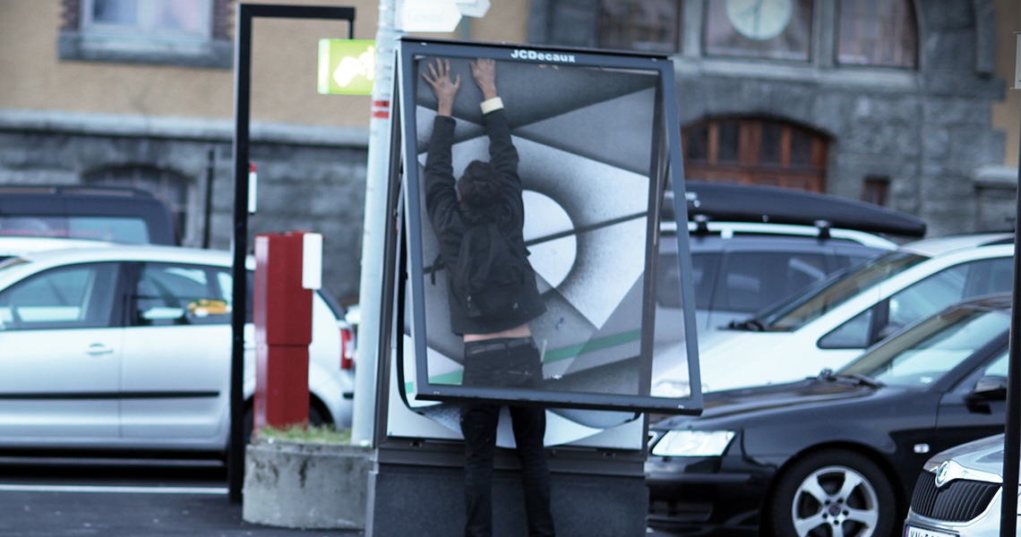 Jordan Seiler setting up his work - photo credits Ian Cox