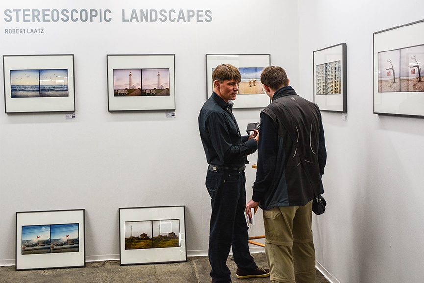 Robert Laatz presenting his stereoscopic landscapes to a visitor of the DAF trade fair.