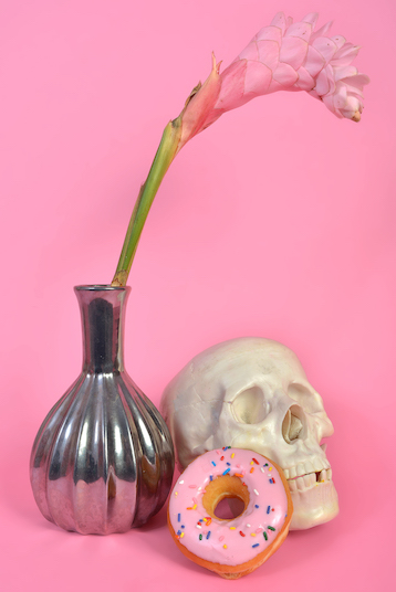 Stillleben mit Blume, Totenkopf und Donut: „Sweet Death“, Fotokunst von Helge Paulsen, Hannover.
