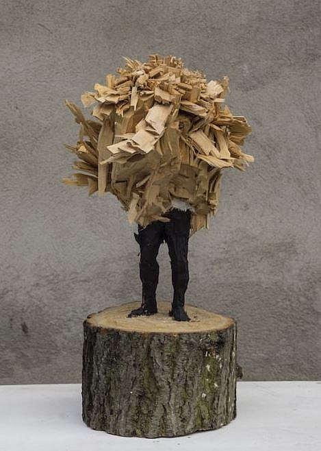 Skulptur von Edvardas Racevicius, dessen Werke nicht nur faszinieren, weil er sie aus einem massiven Block Holz herausschält, sondern weil ihnen immer auch etwas geheimsnisvolles anhaftet