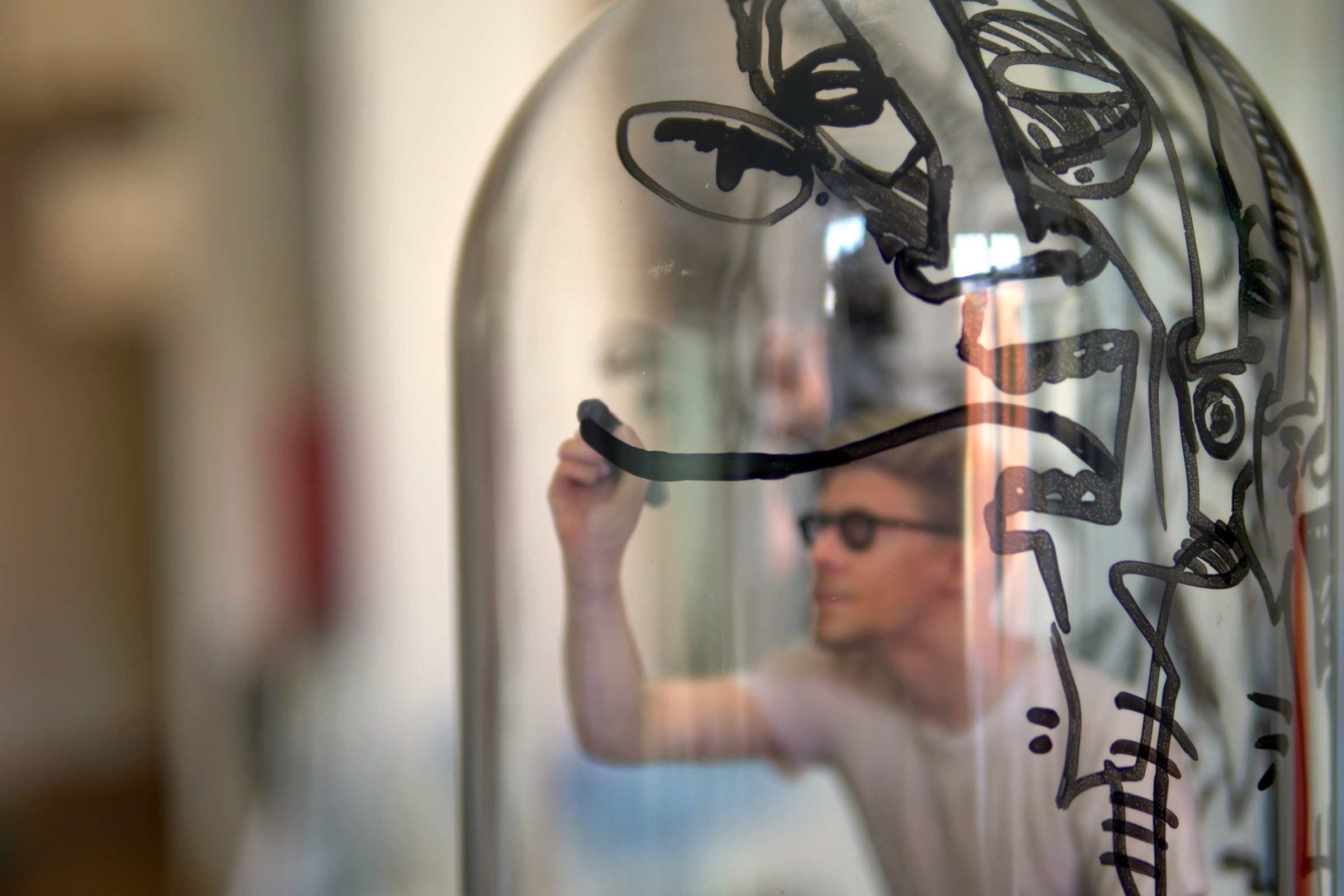 Peer Kriesel, »Bubble«, 2018, Miniatur des Künstlers in einer – von innen bemalten – Glasglocke mit Holzboden_Courtesy the artist