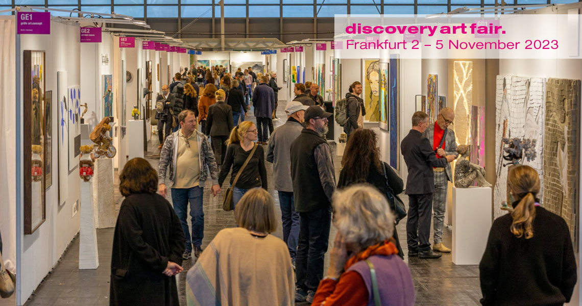 Every fall, art lovers can discover exceptional works of art by newcomers and established artists at the Discovery Art Fair on the grounds of Messe Frankfurt. Exhibition hall filled with visitors proves the popularity of the art fair.