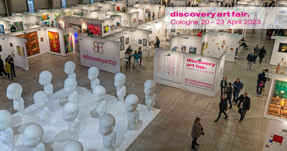 Eingangsbereich der Kunstmesse Discovery Art Fair mit Skulpturen des Künstlers Viktor Freso