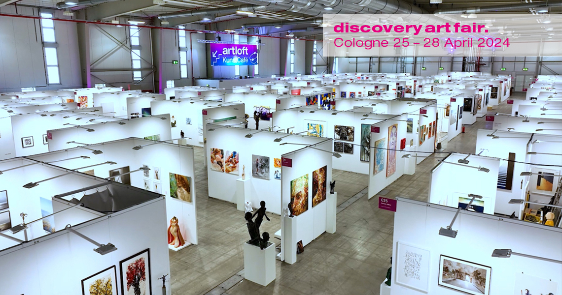 Hallenansicht der Kunstmesse Discovery Art Fair mit in Messekojen der Gallery Section präsentierten Kunstwerken internationaler Künstlerinnen und Künstler