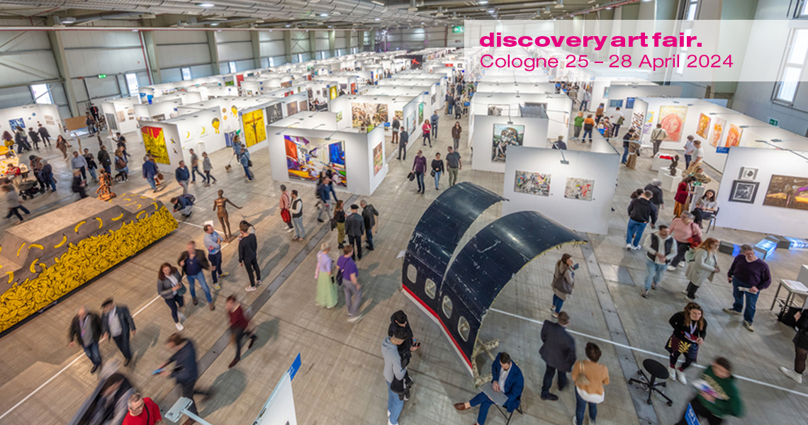 Eingangsbereich der Kunstmesse Discovery Art Fair mit Skulpturen, Installationen und Malerei von internationalen Künstlern