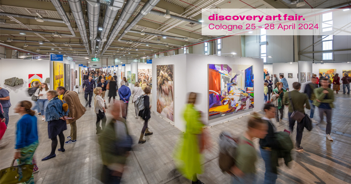 Besucher und Fachpublikum betrachten zeitgenössische Kunst von Galerien und Künstlern auf der internationalen Kunstmesse Discovery Art Fair in Köln