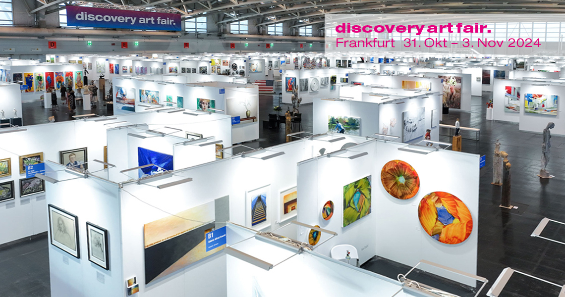 Discovery Art Fair Frankfurt auf dem Frankfurter Messegelände bietet jeden Herbst Kunstliebhabern und Fachpublikum ein breites Spektrum zeitgenössischer Kunst zu bezahlbaren Preisen. Tausende Kunstwerke werden an den Ständen der internationalen Aussteller präsentiert.