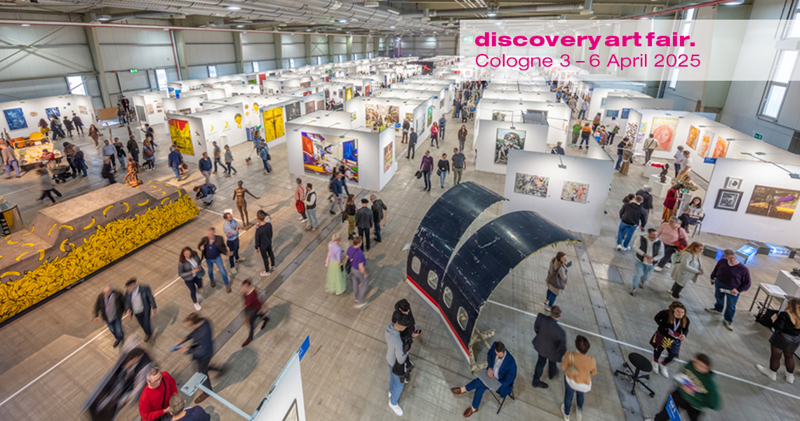 Eingangsbereich der Kunstmesse Discovery Art Fair mit Skulpturen, Installationen und Malerei von internationalen Künstlern