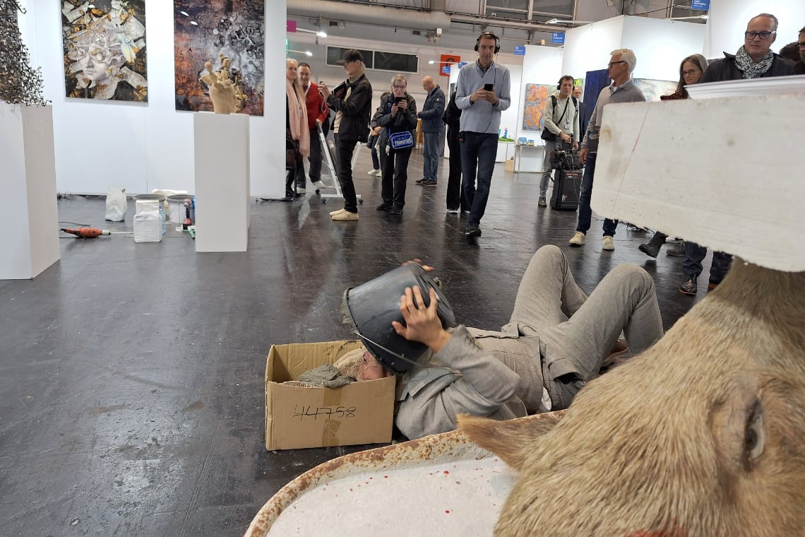 Cuno Sauertieg pours concrete on his head