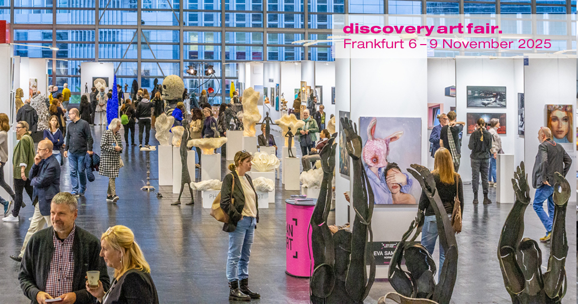 Busy aisles with numerous visitors viewing and purchasing art and sculptures at the booths of the Discovery Art Fair Frankfurt, vibrant art fair showcasing modern and contemporary art.