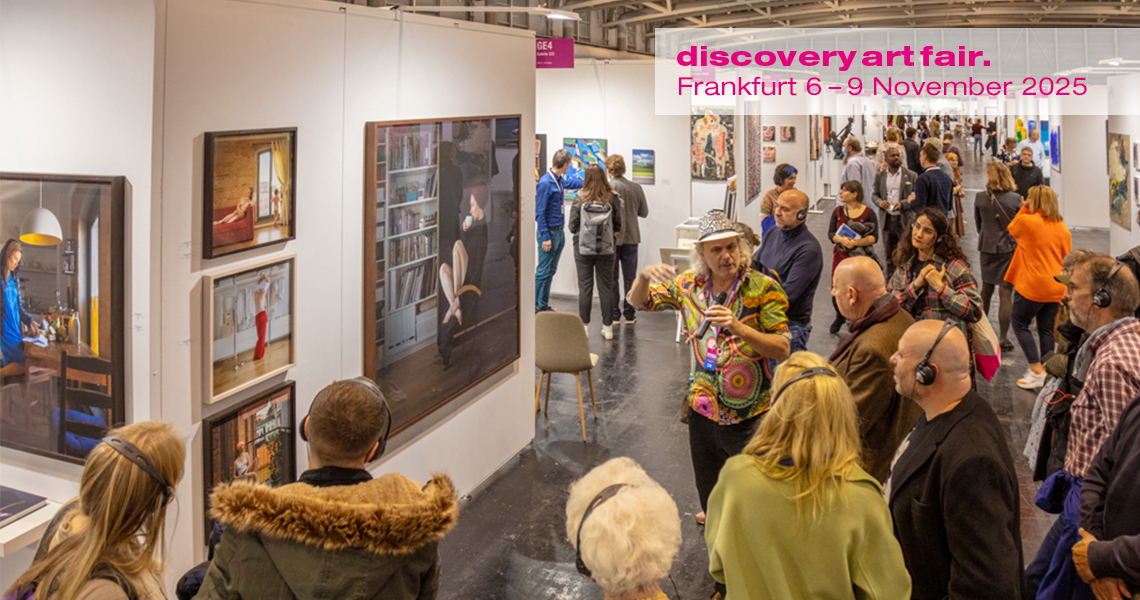 Volle Messegänge der Discovery Art Fair Frankfurt mit Besuchern, die Kunstwerke betrachten und kaufen, während ein Künstler und Galerist ein Werk erklärt und mit den Besuchern interagiert, Kunstmesse für zeitgenössische Kunst und internationale Künstler.