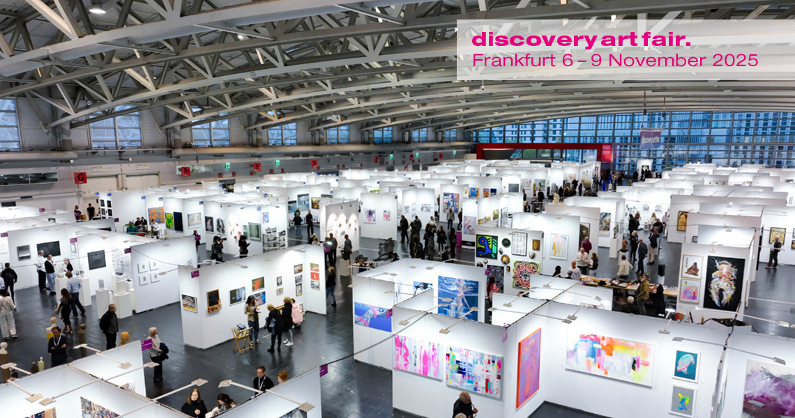 Große Messehalle der Discovery Art Fair Frankfurt mit zahlreichen Kunstständen und modernen Kunstwerken, lebhaftes Messegeschehen und interessierte Besucher, Kunstmesse in Frankfurt für zeitgenössische Kunst und internationale Künstler.