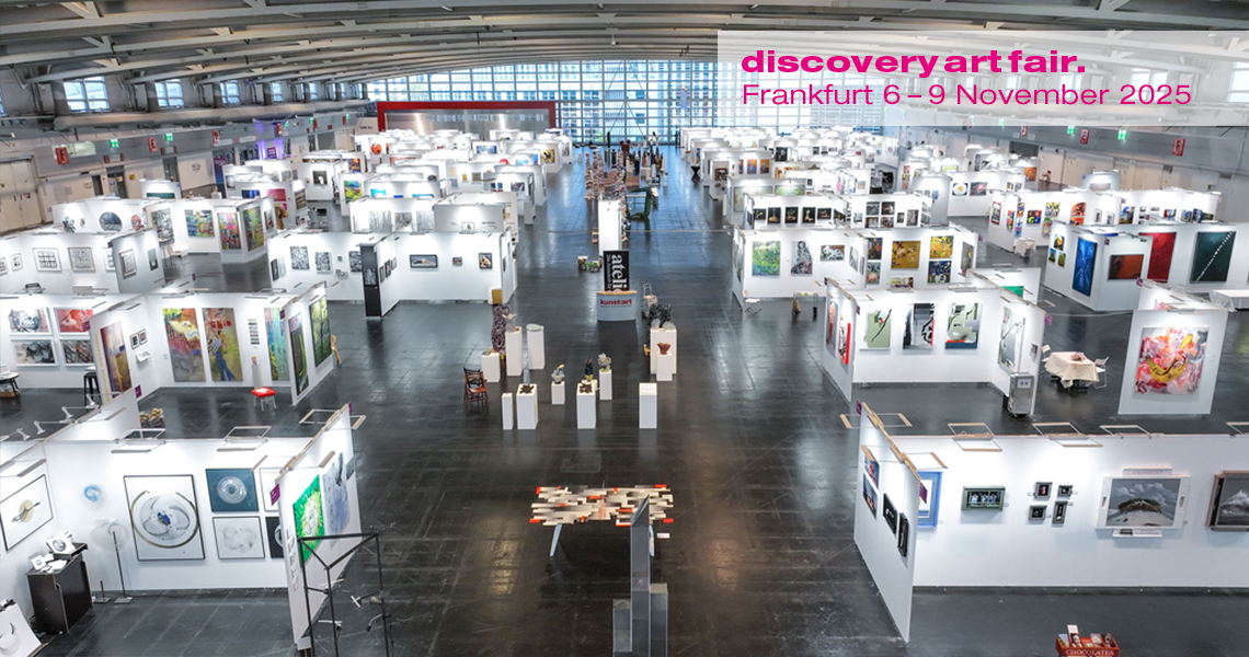 Große Messehalle der Discovery Art Fair Frankfurt mit zahlreichen Kunstständen und modernen Kunstwerken, Kunstmesse in Frankfurt für zeitgenössische Kunst und internationale Künstler.