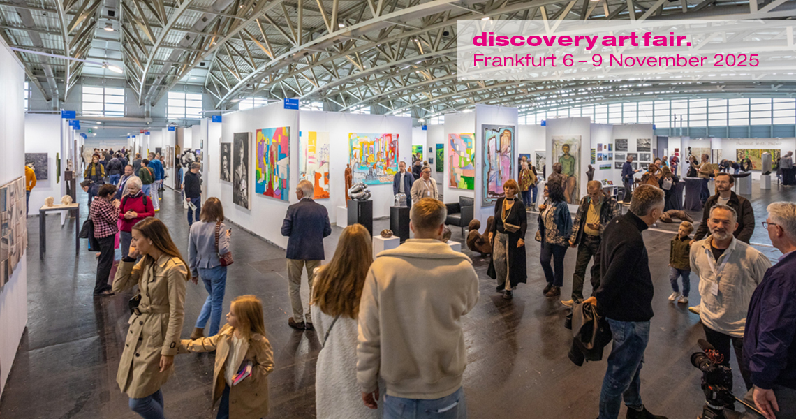 Volle Messegänge mit zahlreichen Besuchern, die Kunstwerke an den Ständen der Discovery Art Fair Frankfurt betrachten und kaufen, Kunstmesse mit zeitgenössischer Kunst und internationaler Kunstszene.