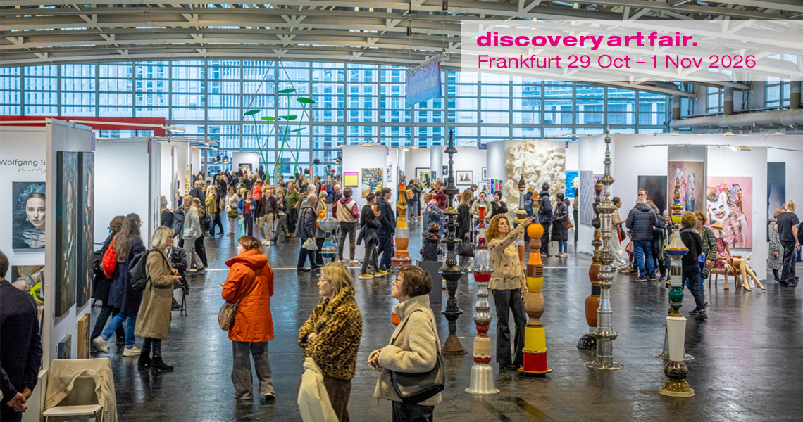 Discovery Art Fair Frankfurt – Kunstinteressierte Besucher und eindrucksvolle Skulpturenpräsentation in vollen Messegängen