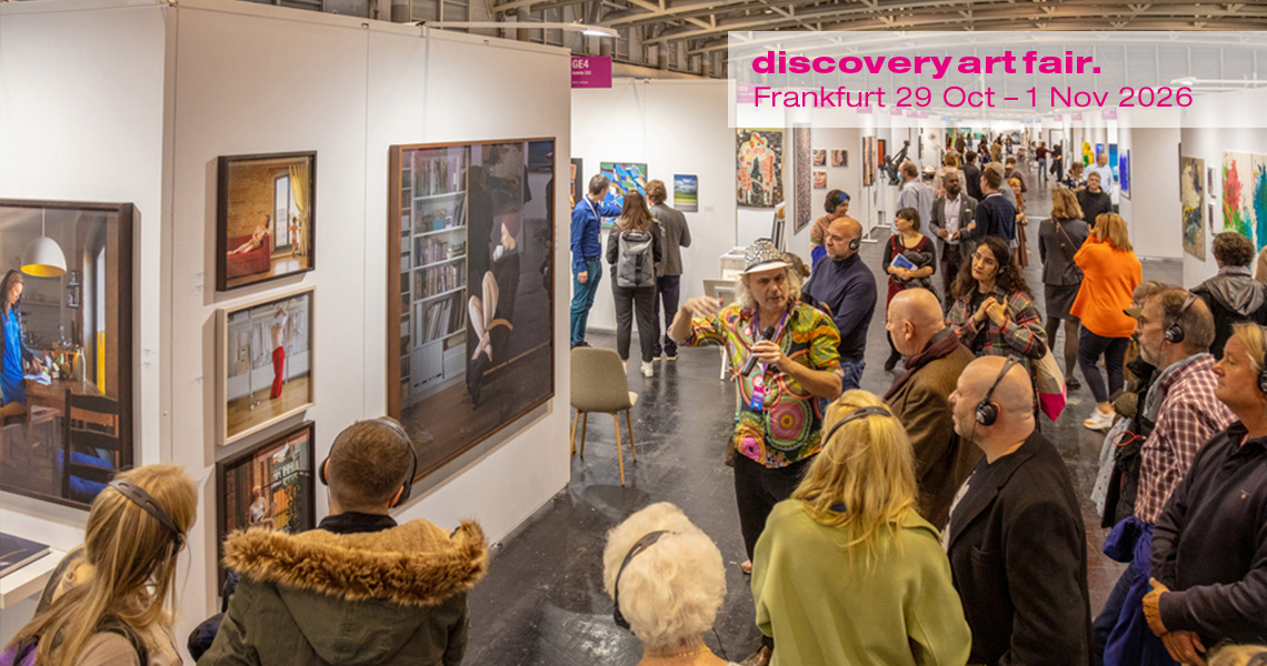 Volle Messegänge der Discovery Art Fair Frankfurt mit Besuchern, die Kunstwerke betrachten und kaufen, während ein Künstler und Galerist ein Werk erklärt und mit den Besuchern interagiert, Kunstmesse für zeitgenössische Kunst und internationale Künstler.