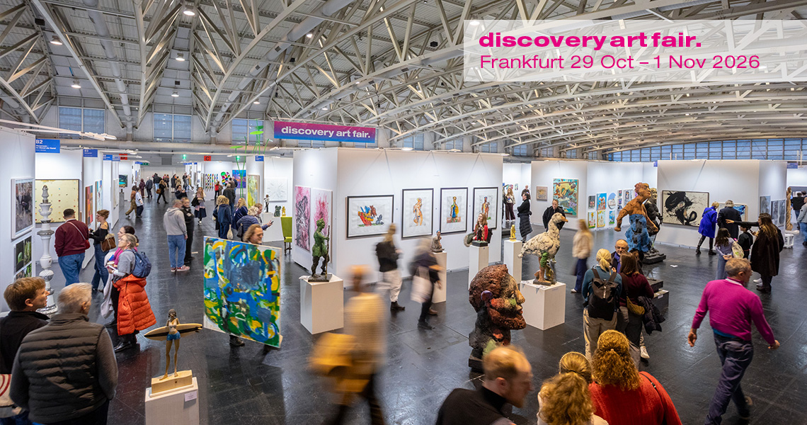 Volle Messegänge mit zahlreichen Besuchern, die Kunstwerke an den Ständen der Discovery Art Fair Frankfurt betrachten und kaufen, Kunstmesse mit zeitgenössischer Kunst und internationaler Kunstszene.