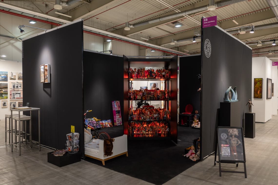 Dennis Josef Meseg installation-booth