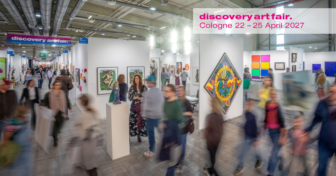 Eingangsbereich der Kunstmesse Discovery Art Fair mit Skulpturen, Installationen und Malerei von internationalen Künstlern
