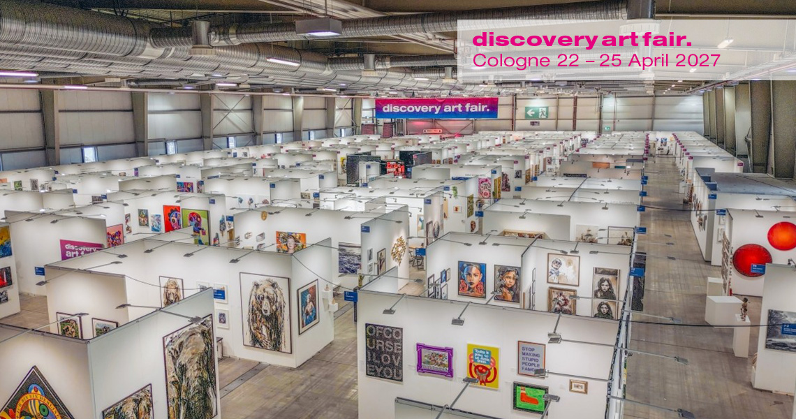Exhibition hall of the Discovery Art Fair Cologne in Cologne with numerous gallery stands and contemporary art – overview of the art fair with paintings, exhibitions, and visitor areas.