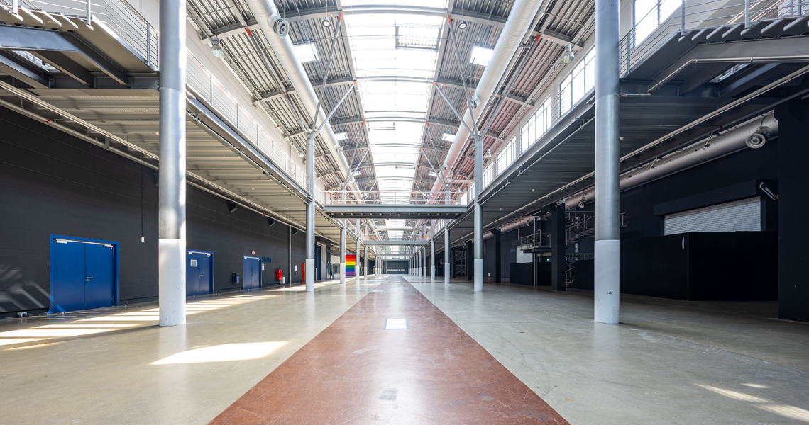 Perspektivische Innenansicht der weitläufigen, lichtdurchfluteten Haupt-Mall des COLONEUM Köln, der neuen Location der Discovery Art Fair.